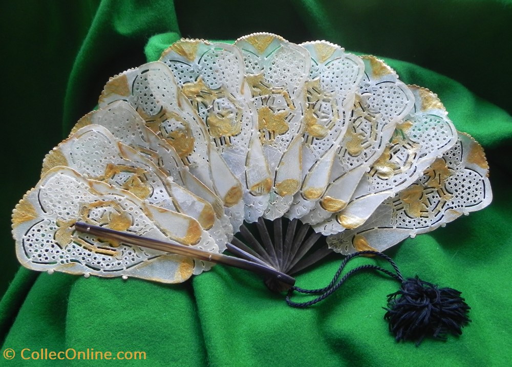 EVENTAIL XIXe Napoléon III monture en corne les feuilles sont en vessie de porc vetements et accessoires eventails eventail xixe napoleon iii monture en corne les feuilles sont en vessie de porc