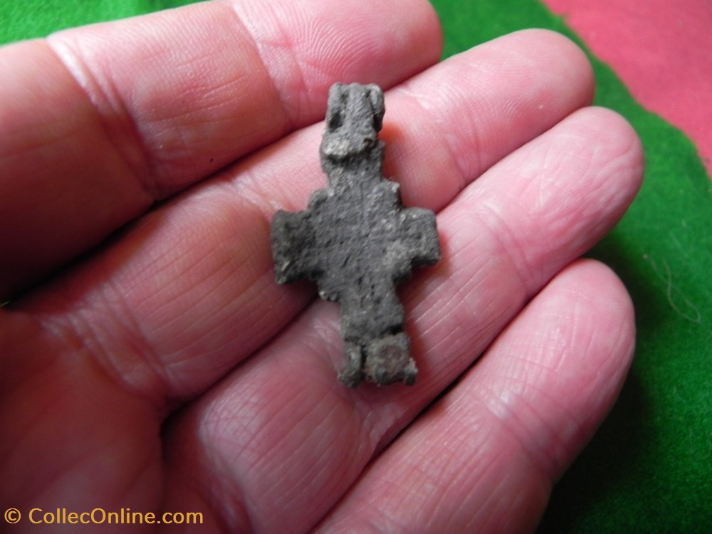 croix reliquaire provenant du champs de bataille de Nicopolis art antiquite europe croix reliquaire provenant du champs de bataille de nicopolis