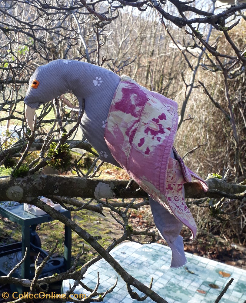 Sculpture zoomorphe d'oiseau en tissu art antiquites sculptures tissus sculpture zoomorphe oiseau en tissu