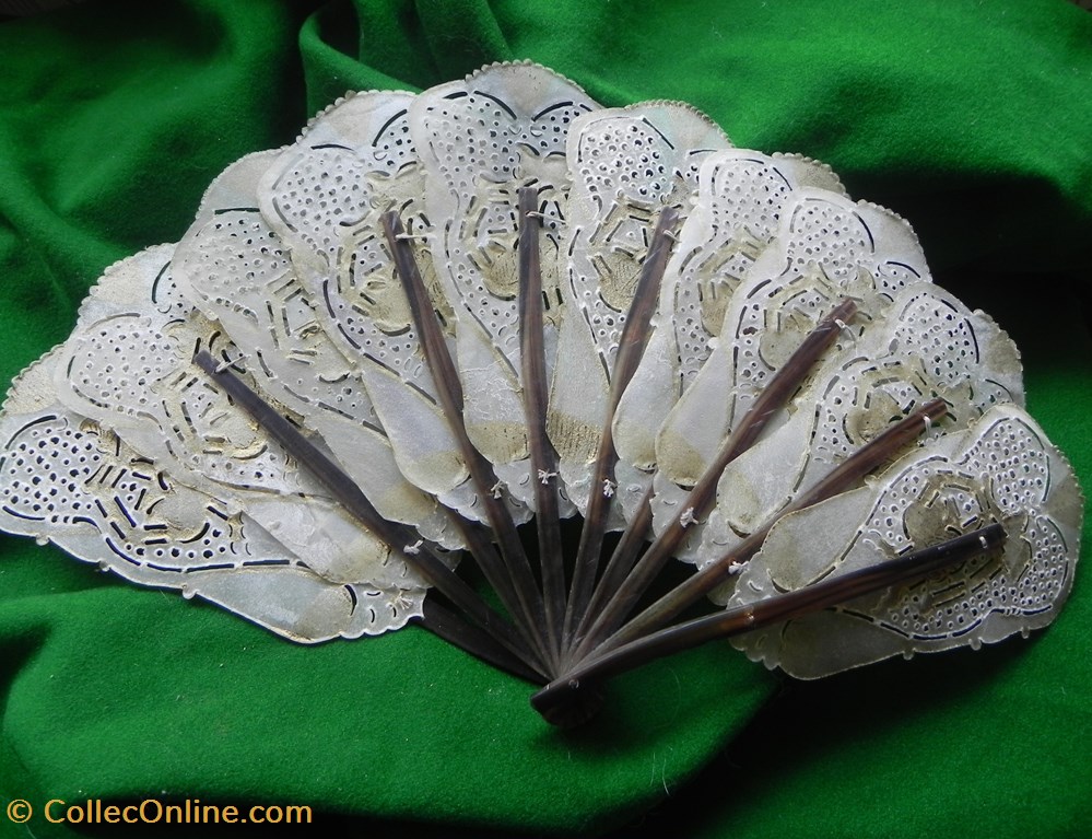 EVENTAIL XIXe Napoléon III monture en corne les feuilles sont en vessie de porc 5 vetements et accessoires eventails eventail xixe napoleon iii monture en corne les feuilles sont en vessie de porc