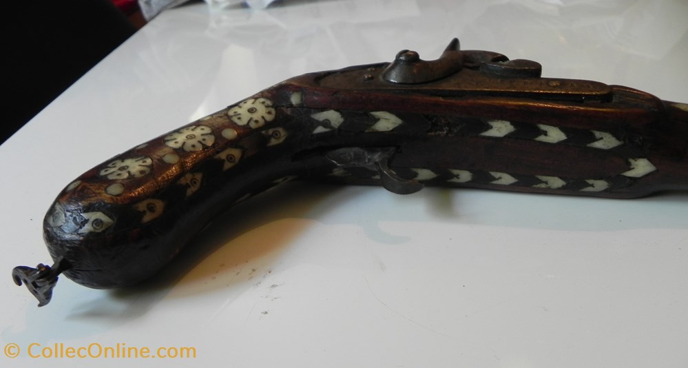 pistolet à poudre noire Indo-Turque calibre 13 mm décoration et motifs en os. 4 militaria autres pistolet a poudre noire indo turque calibre 13 mm decoration et motifs en os