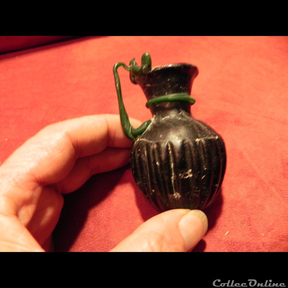 petit vase verre vert foncé art antiquite archeologie europe petit vase verre vert fonce