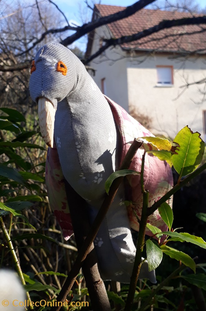 Sculpture zoomorphe d'oiseau en tissu 4 art antiquites sculptures tissus sculpture zoomorphe oiseau en tissu