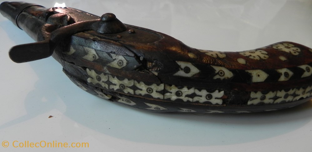 pistolet à poudre noire Indo-Turque calibre 13 mm décoration et motifs en os. 3 militaria autres pistolet a poudre noire indo turque calibre 13 mm decoration et motifs en os
