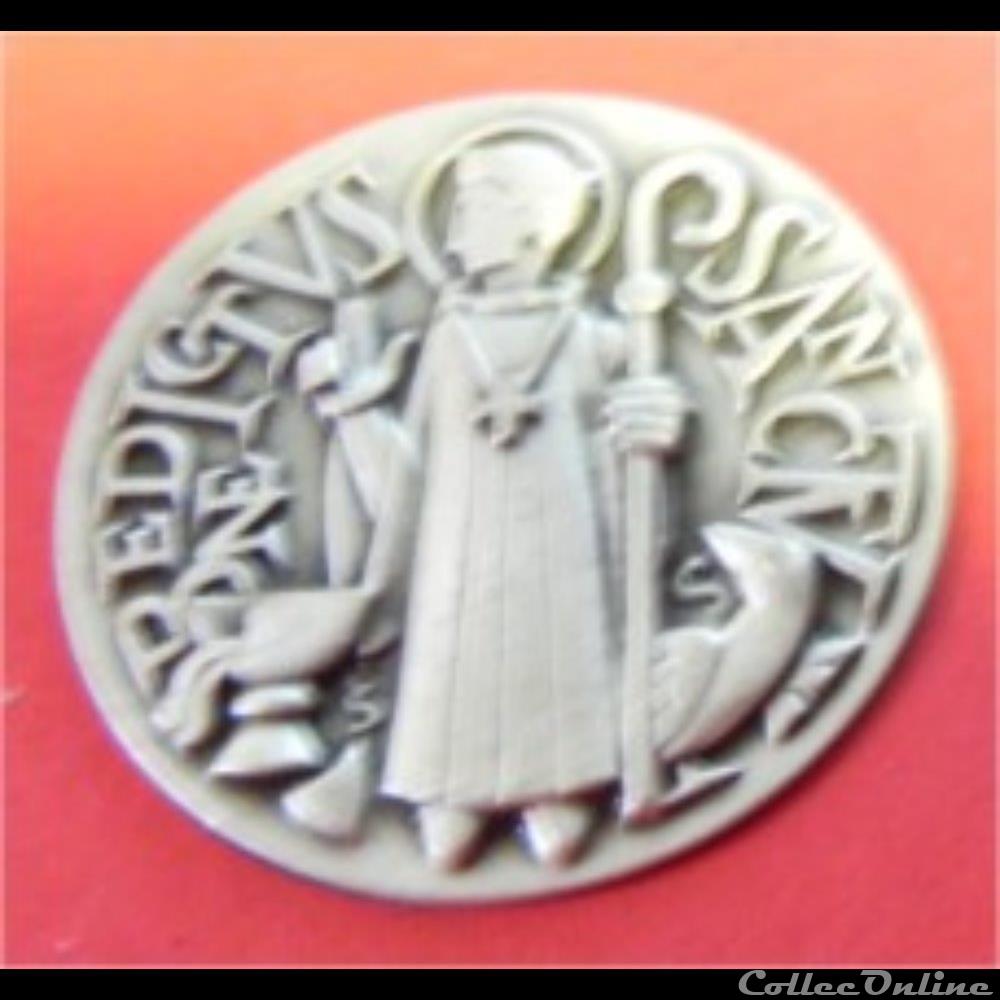 estampage : médaille de St Benoît en tôle 2 religieuse estampage medaille de st benoit en tole