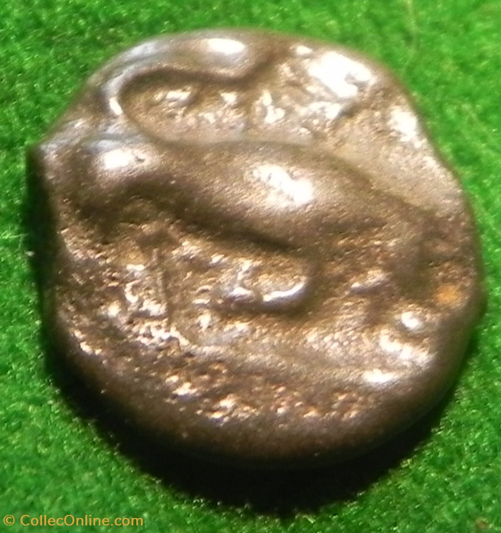 potin Turons à la tête diabolique. Taureau cornupète chargeant à droite monnaie inspiration lunaire monnaies antiques celtes potin turons a la tete diabolique taureau cornupete chargeant a droite monnaie inspiration lunaire