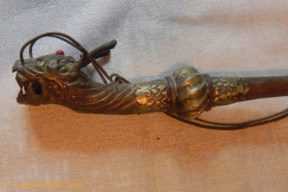 art antiquites oriental antique trompe tibetaine dragon instrument de rituel tibetain cuivre argente