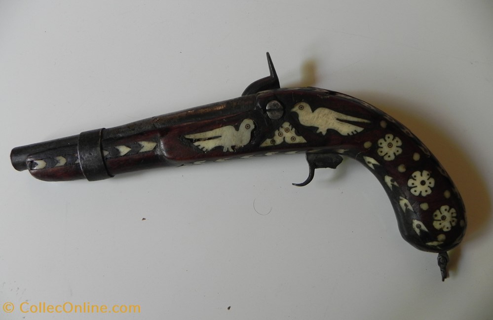 pistolet à poudre noire Indo-Turque calibre 13 mm décoration et motifs en os. militaria autres pistolet a poudre noire indo turque calibre 13 mm decoration et motifs en os