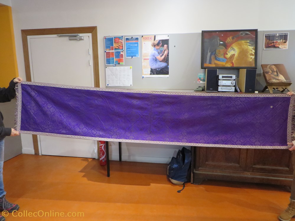 patrimoine religieux objets de cultes nappe autel violette