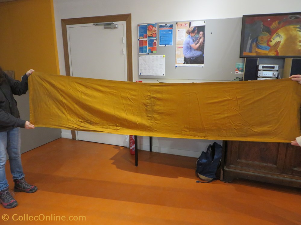 patrimoine religieux objets cultes nappe autel jaune brodee