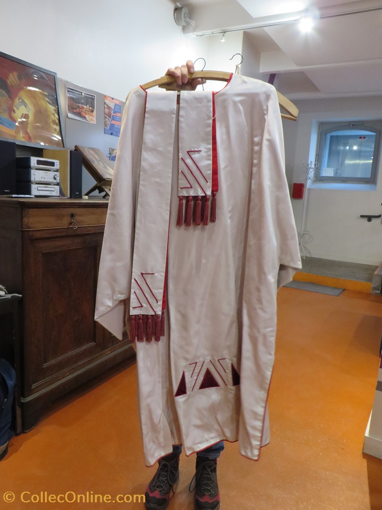 Chasuble rouge, blanche avec étole patrimoine religieux objets de cultes chasuble rouge blanche avec etole