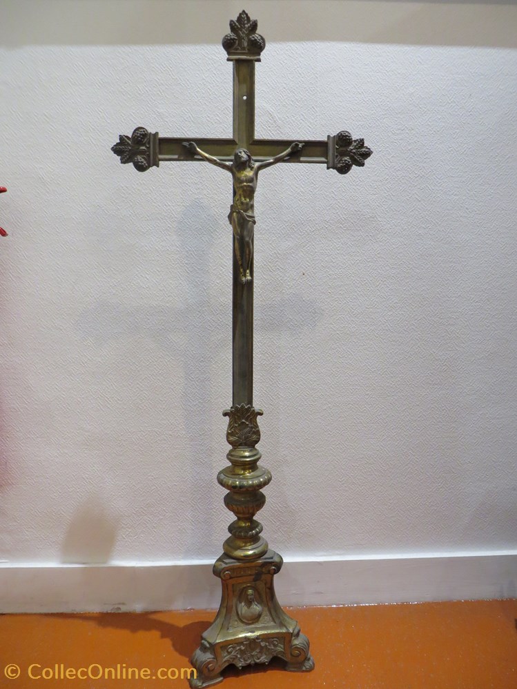 Crucifix médaillon patrimoine religieux objets de cultes crucifix medaillon