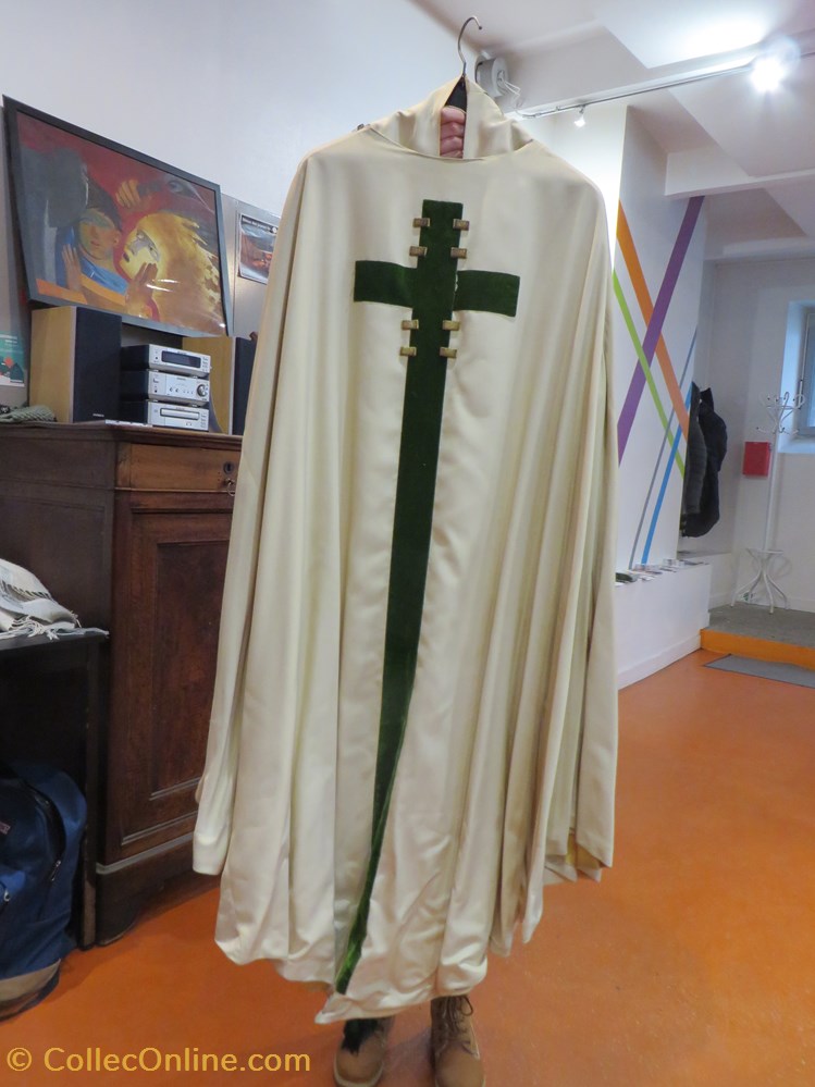 Chasuble blanche avec croix verte patrimoine religieux objets de cultes chasuble blanche avec croix verte
