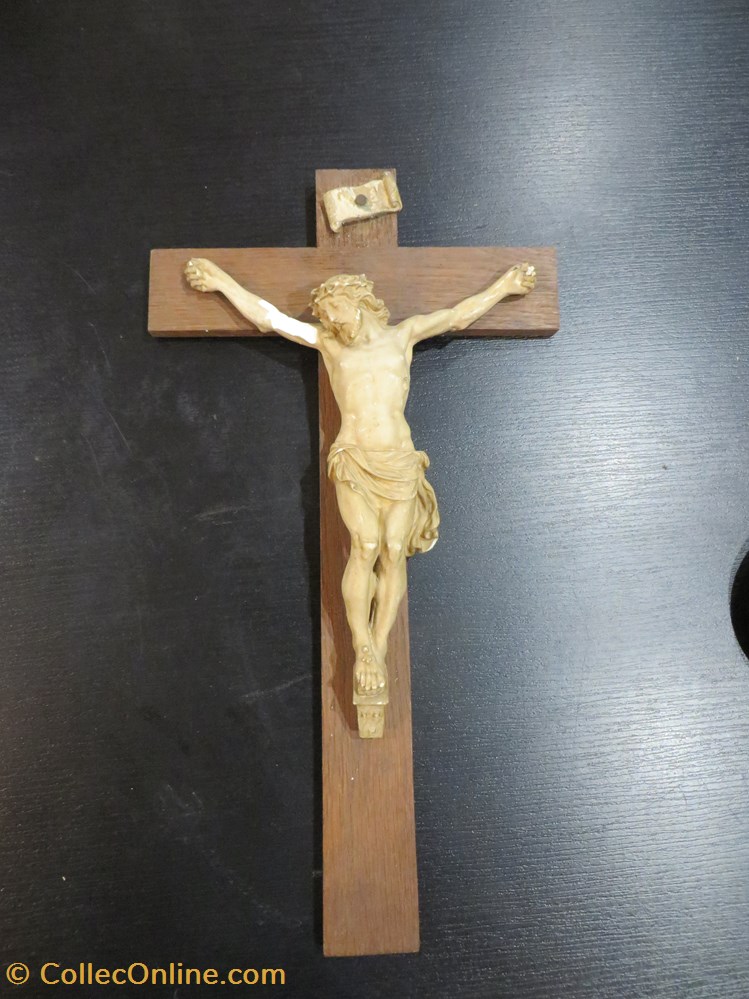 Crucifix patrimoine religieux objet de culte crucifix