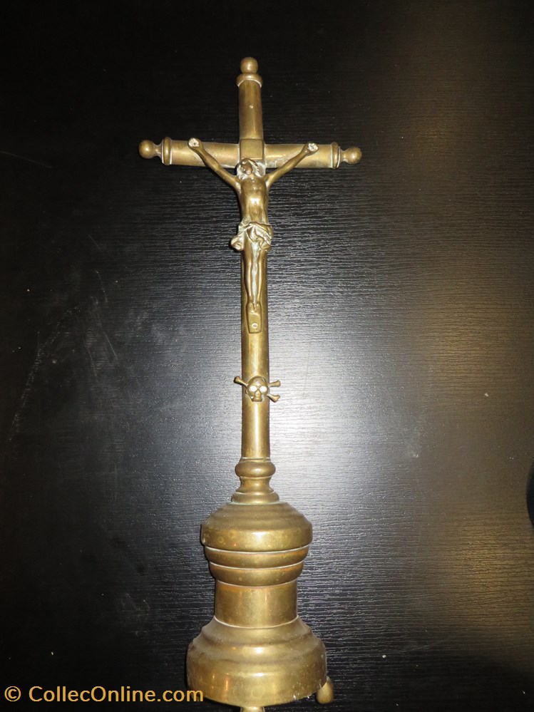 Crucifix tête de mort patrimoine religieux objets cultes crucifix tete de mort