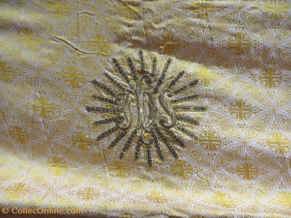 patrimoine religieux objets cultes nappe autel jaune brodee