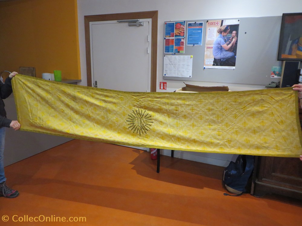 patrimoine religieux objets cultes nappe autel jaune brodee