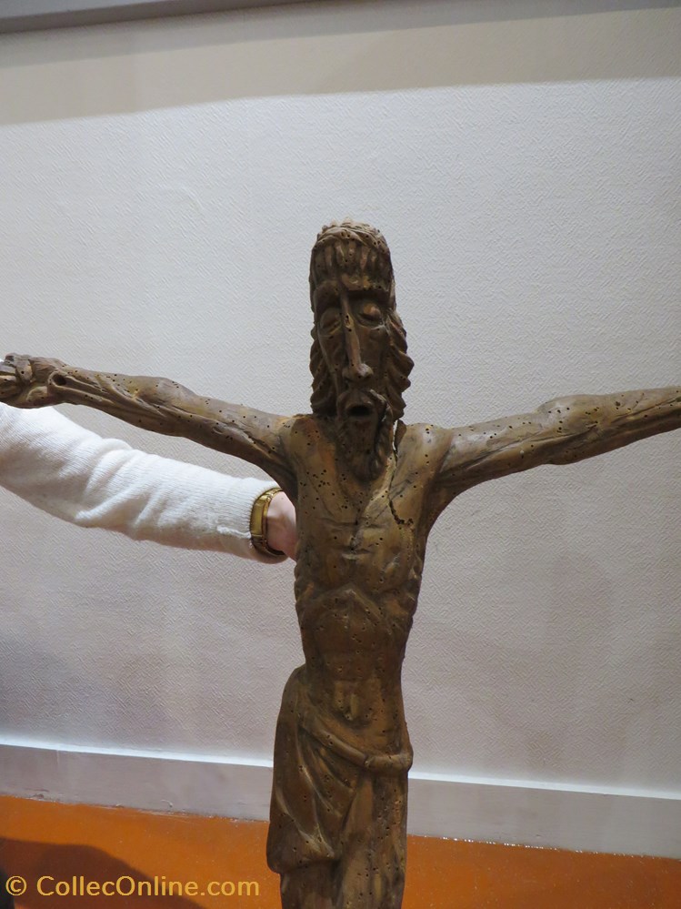 Christ en Croix patrimoine religieux objet de culte christ en croix