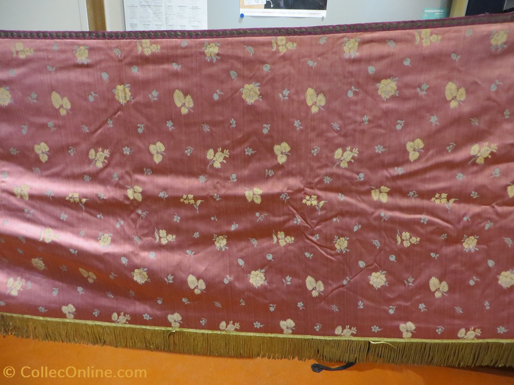 patrimoine religieux objets cultes devant autel rouge rose