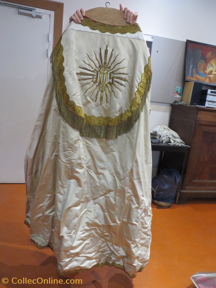 Chape blanche et dorée patrimoine religieux objets de cultes chape blanche et doree