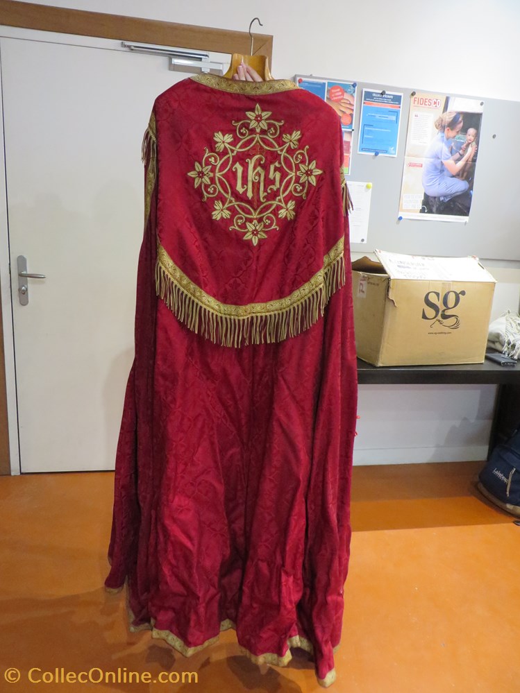 Chape rouge et dorée patrimoine religieux objets de cultes chape rouge et doree