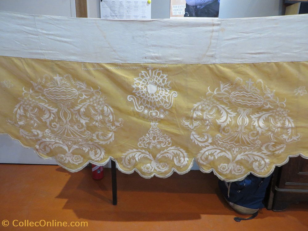 patrimoine religieux objets cultes devant autel doree