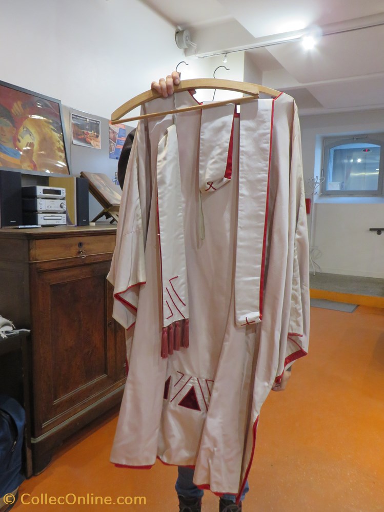 Chasuble rouge, blanche avec étole patrimoine religieux objets de cultes chasuble rouge blanche avec etole