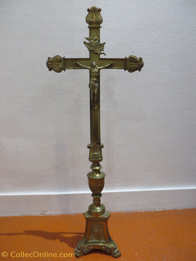 patrimoine religieux objets de cultes crucifix inscription hebreux