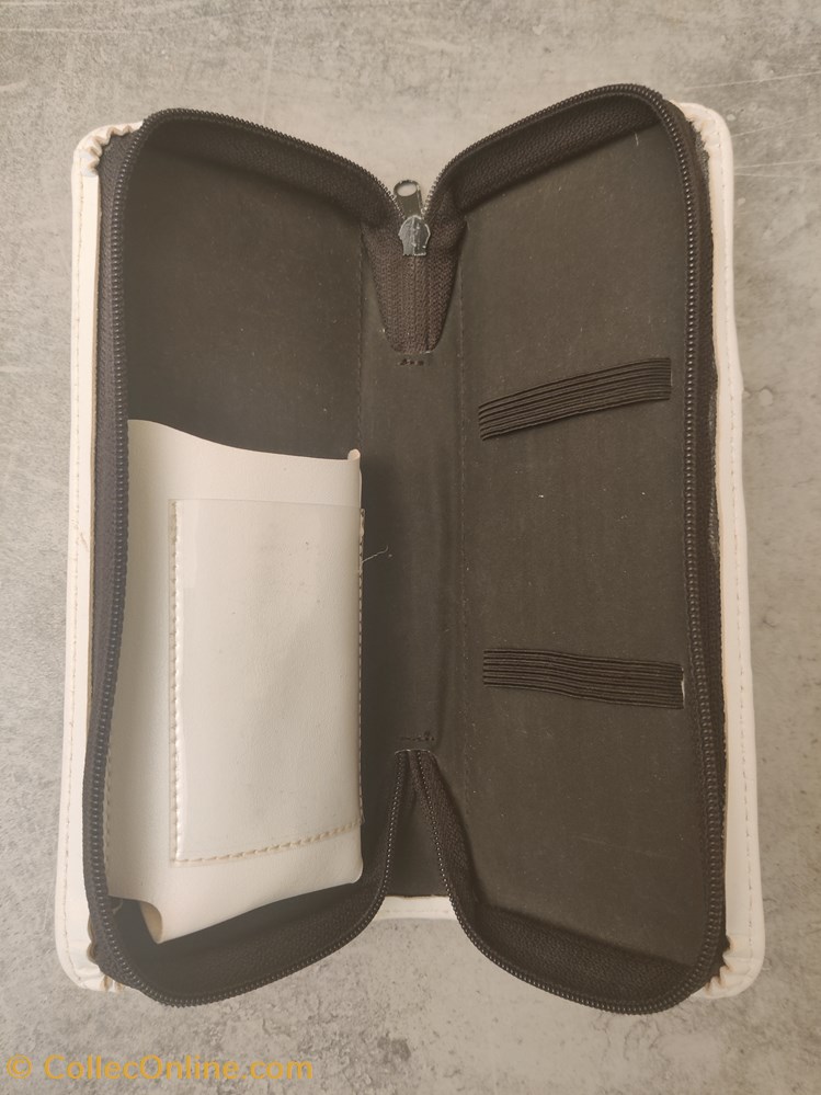 Pencase PDS blanche, logo noir, signée par des spinners japonais 3 divers pencase pds blanche logo noir signee par des spinners japonais