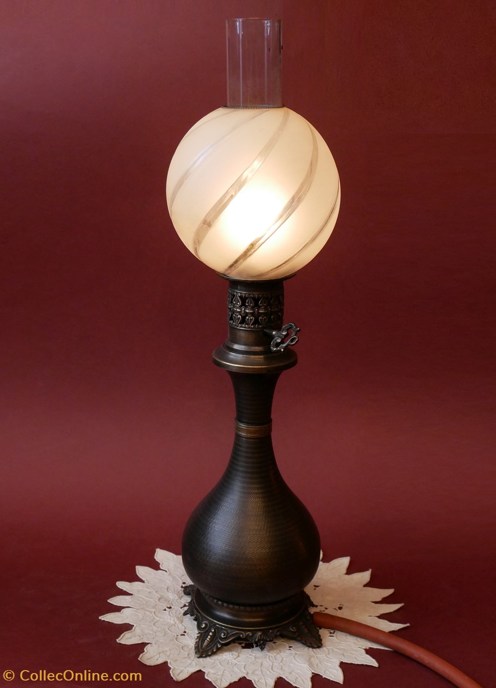 art antiquites eclairage ancien lampe de salon a surface niellee