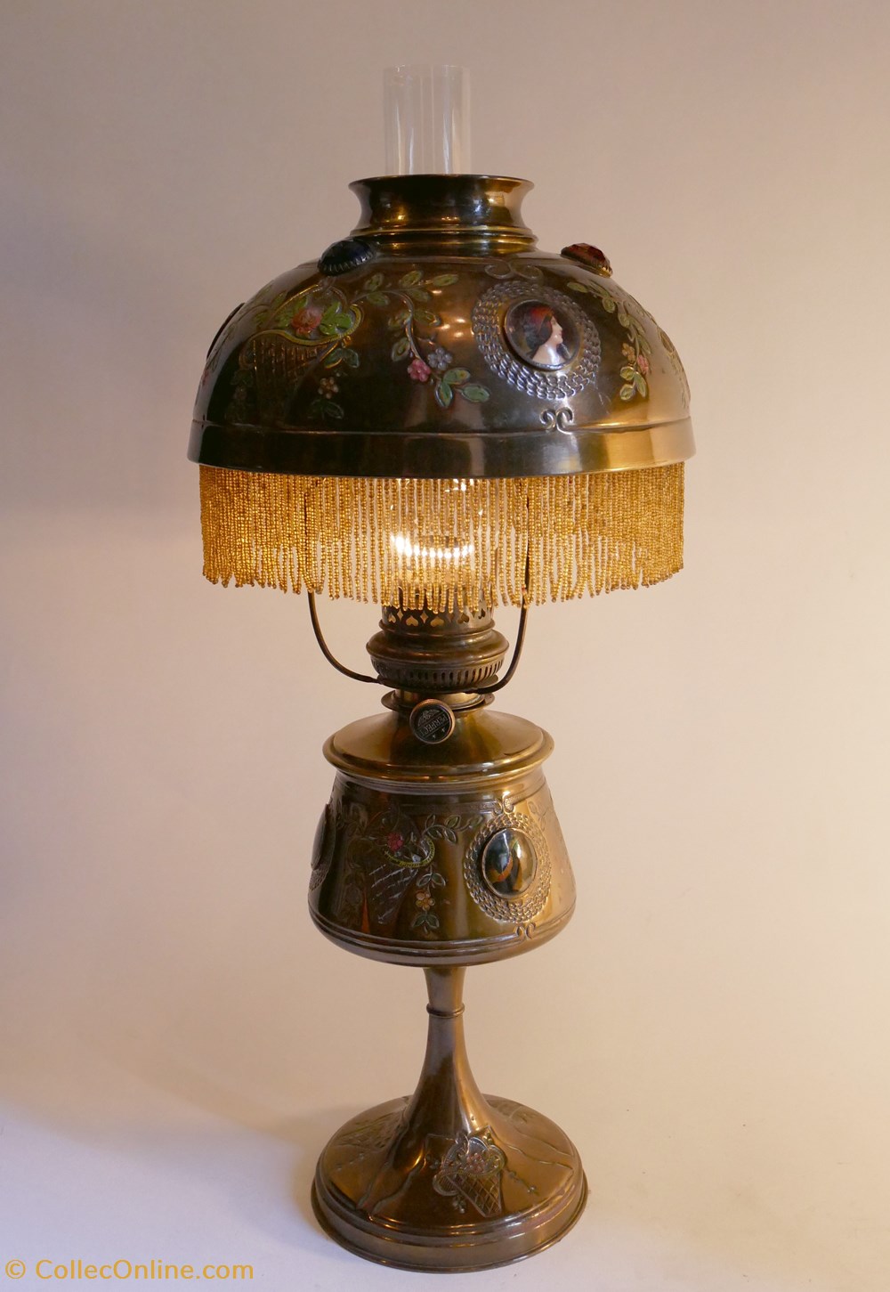art antiquites eclairage ancien lampe a petrole cabochons