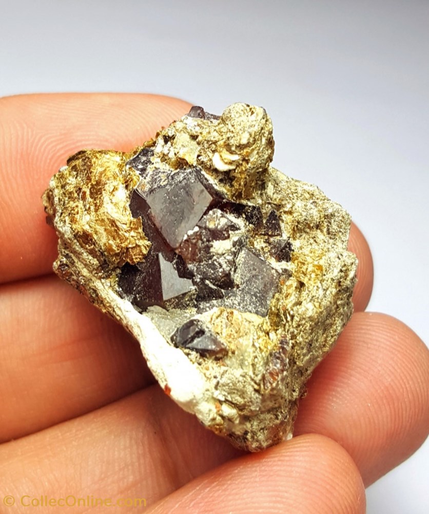 Grenat recouvert de Pyrite 110 carats 3 mineraux meteorites grenat recouvert de pyrite 110 carats