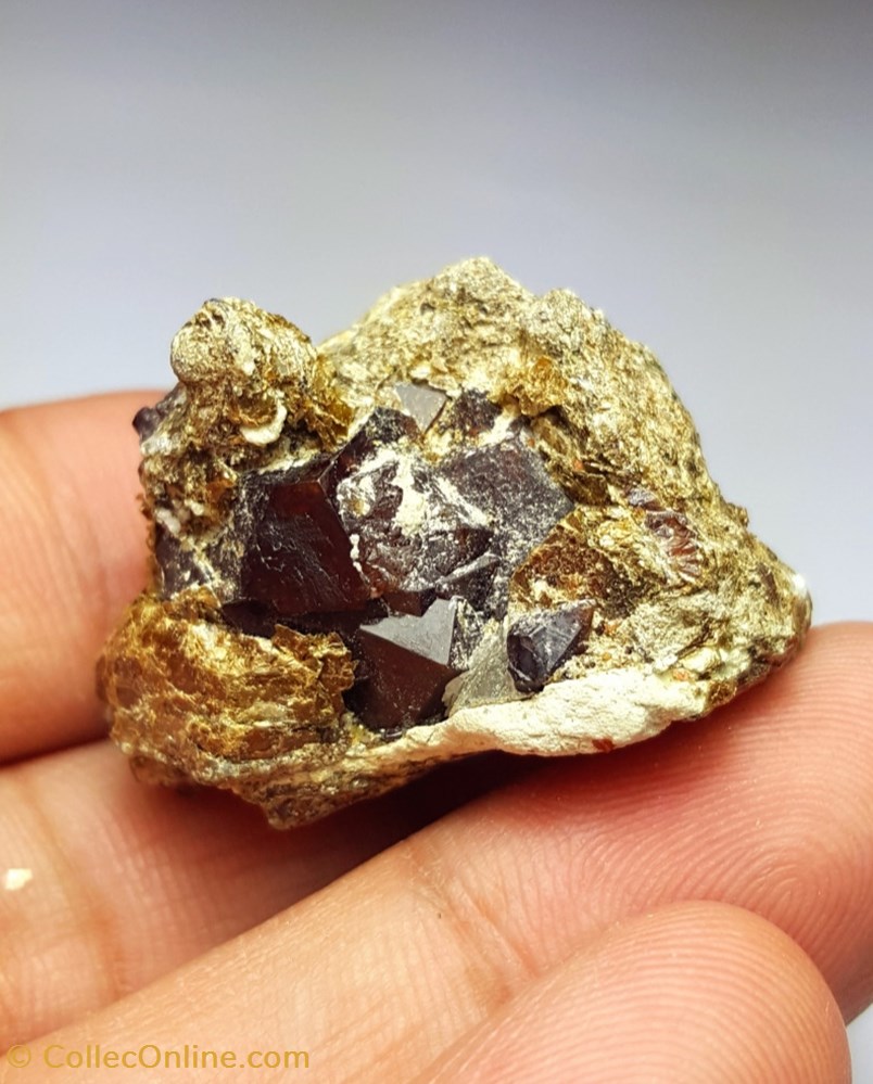 Grenat recouvert de Pyrite 110 carats 2 mineraux meteorites grenat recouvert de pyrite 110 carats