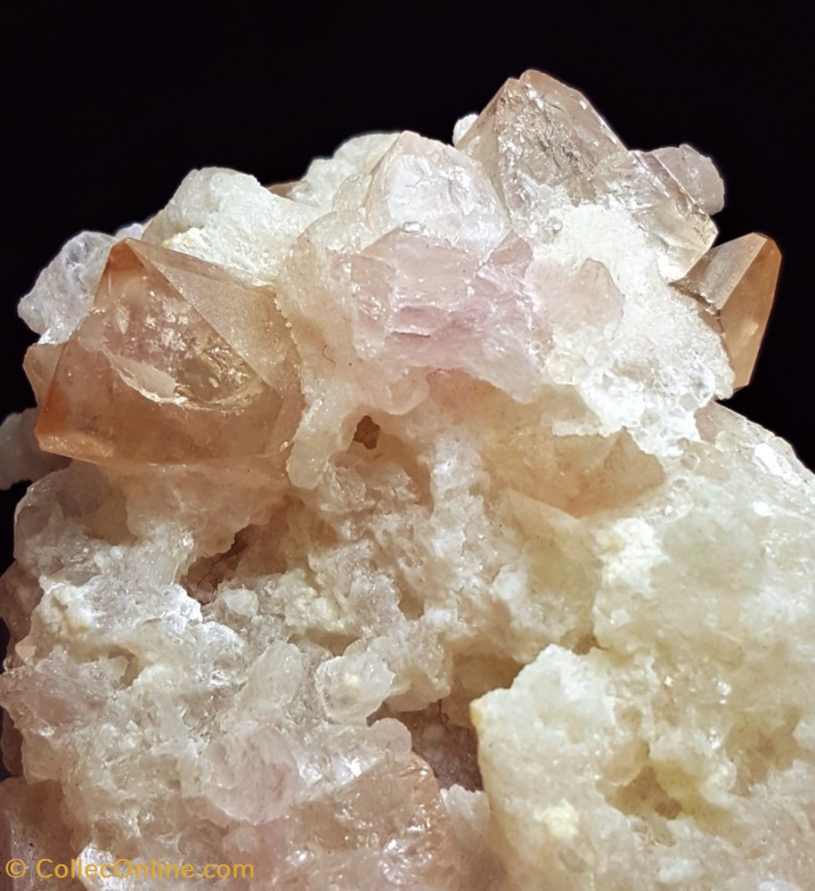 mineraux meteorites topaze et lepidolite 785 carats