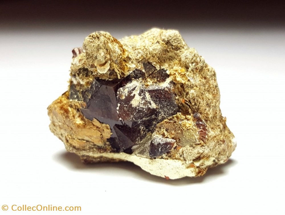 Grenat recouvert de Pyrite 110 carats mineraux meteorites grenat recouvert de pyrite 110 carats