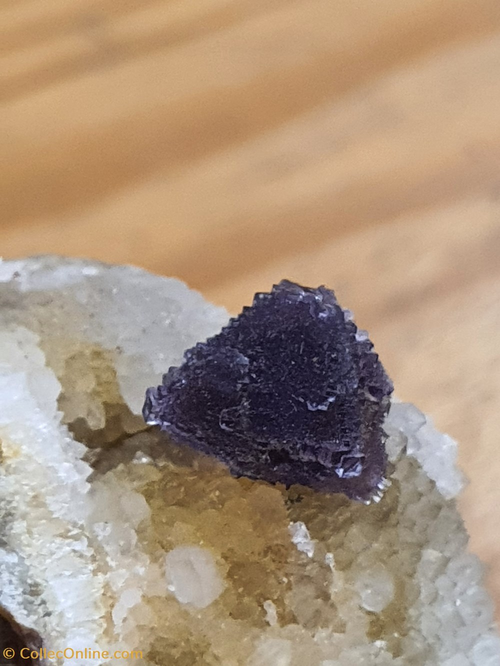Fluorine sur quartz, Bisage, puy St gulmier, France mineraux meteorites fluorine sur quartz bisage puy st gulmier france