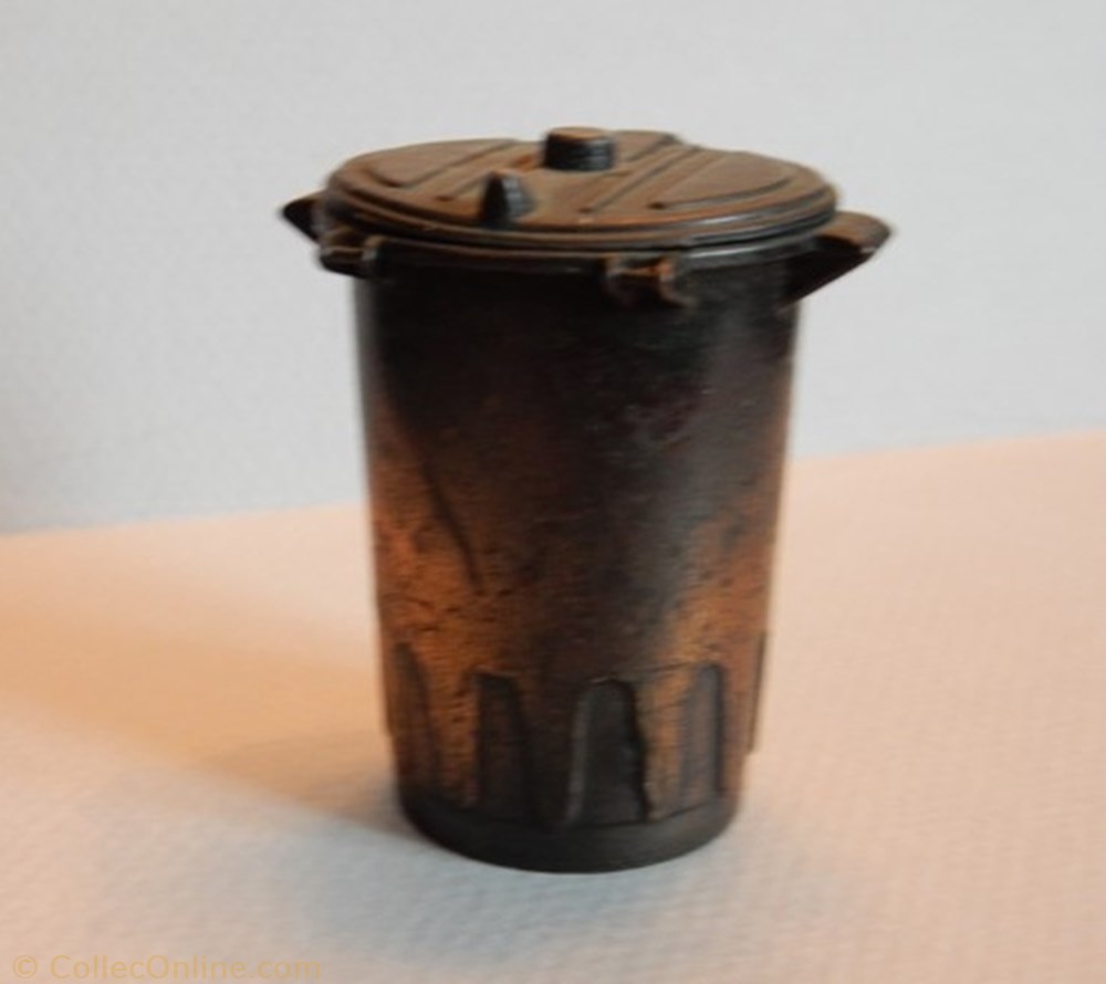 Poubelle figurine autre poubelle