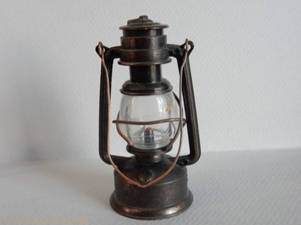 Lampe à petrole figurine autre lampe a petrole