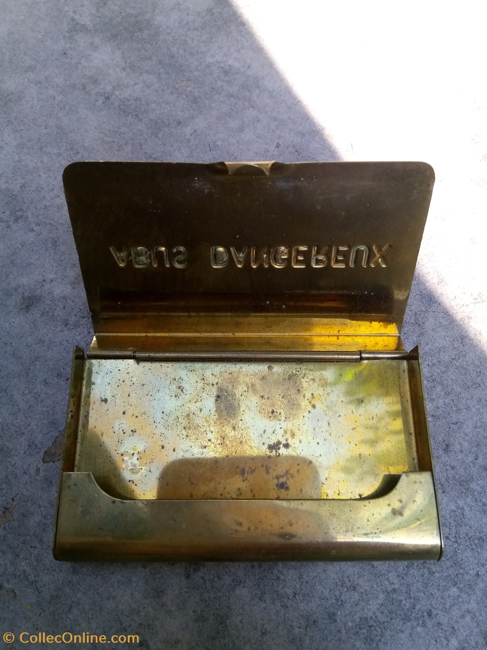 Etui à cigarettes en métal. divers boites tole etui a cigarettes en metal