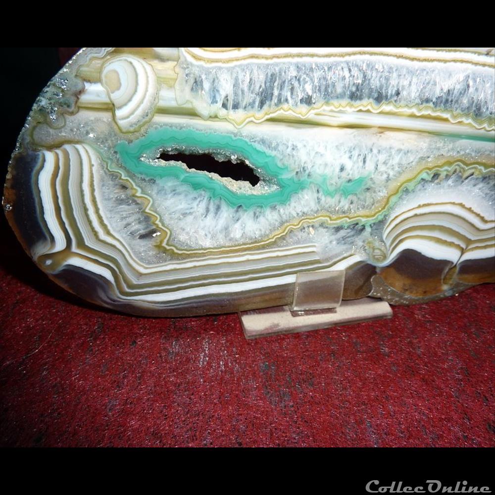 AGATE - avec petites cristallisations de quartz. mineraux amerique du nord diver agate avec petites cristallisations de quartz