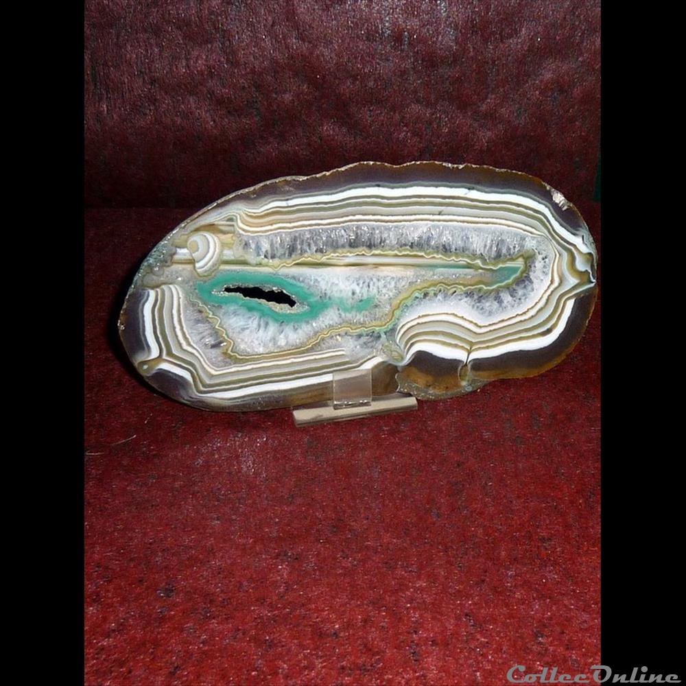 AGATE - avec petites cristallisations de quartz. mineraux amerique du nord diver agate avec petites cristallisations de quartz