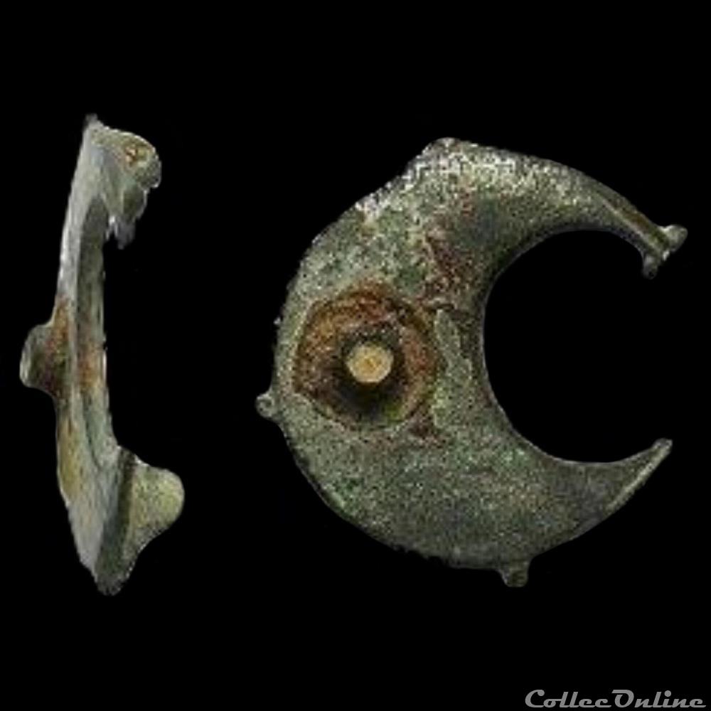 6 - Fibule géométrique, en forme de pelta art antiquite archeologie europe 6 fibule geometrique en forme de pelta