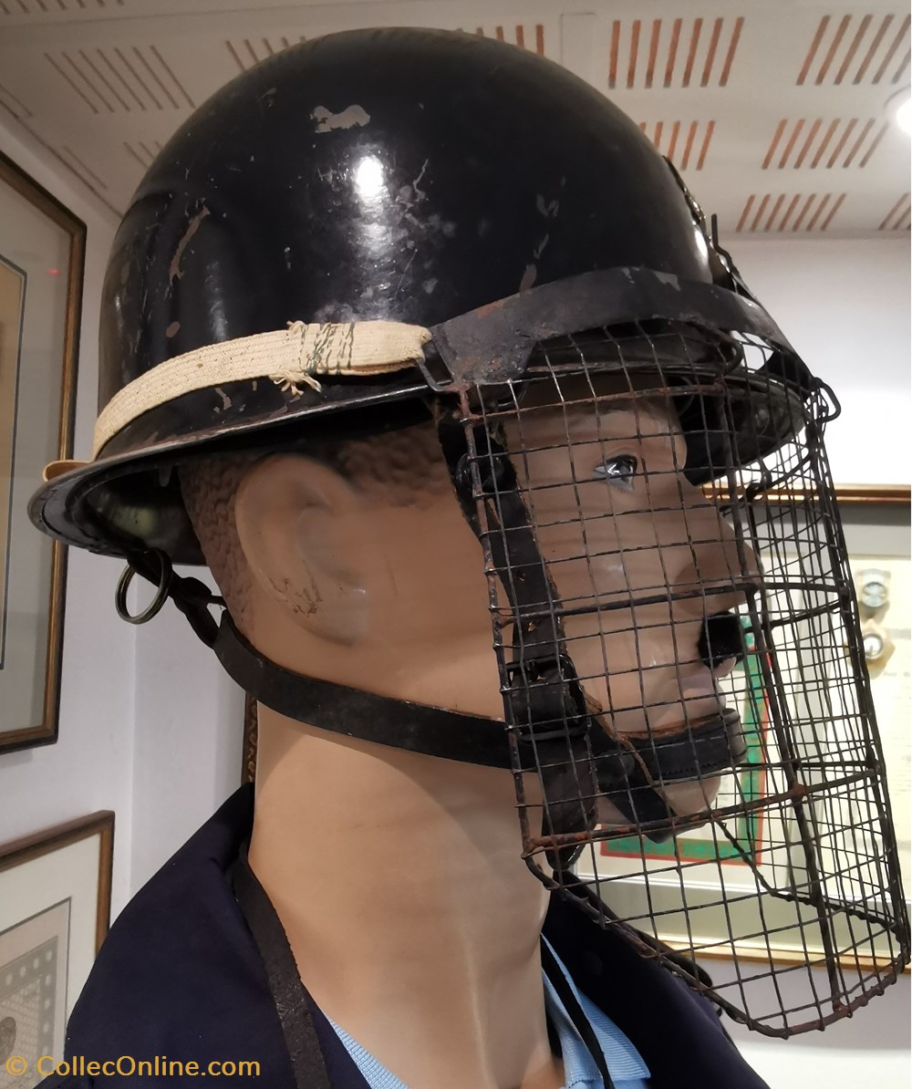militaria casques coiffures casque modele 1951 de gendarme mobile grenade or avec grille de protection pour service ordre