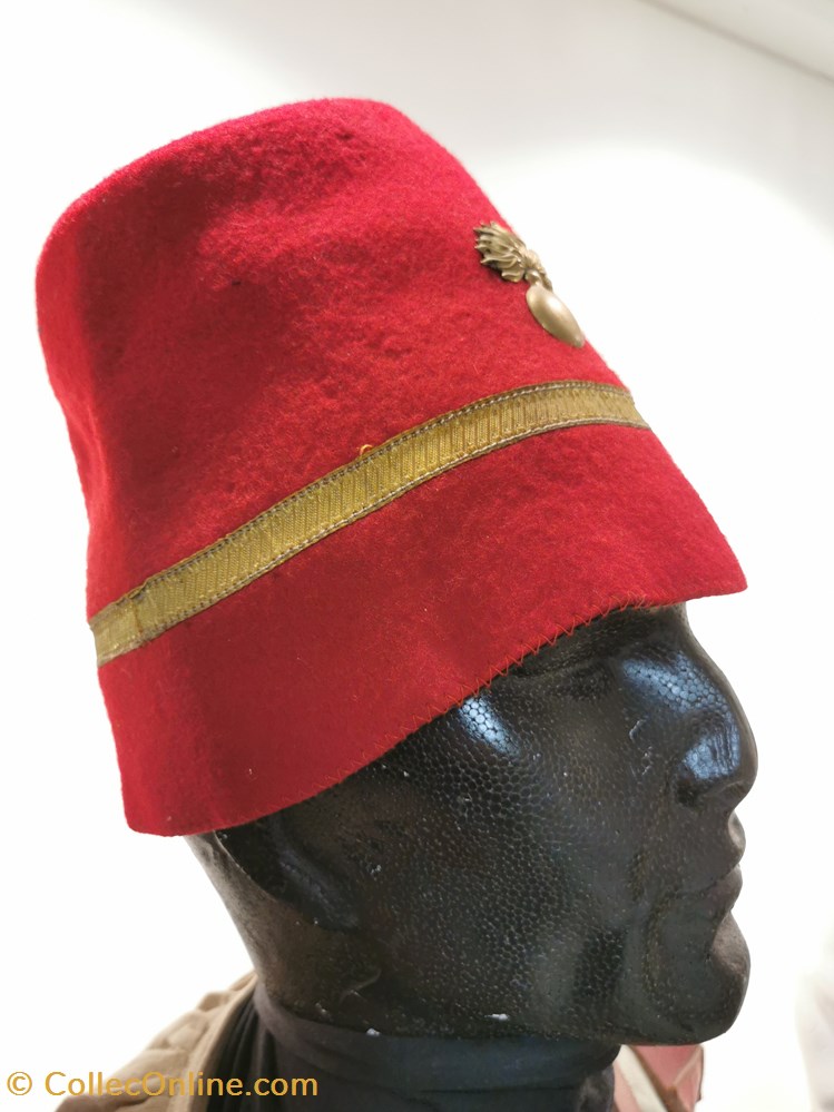 05. 3 militaria casques coiffures 05