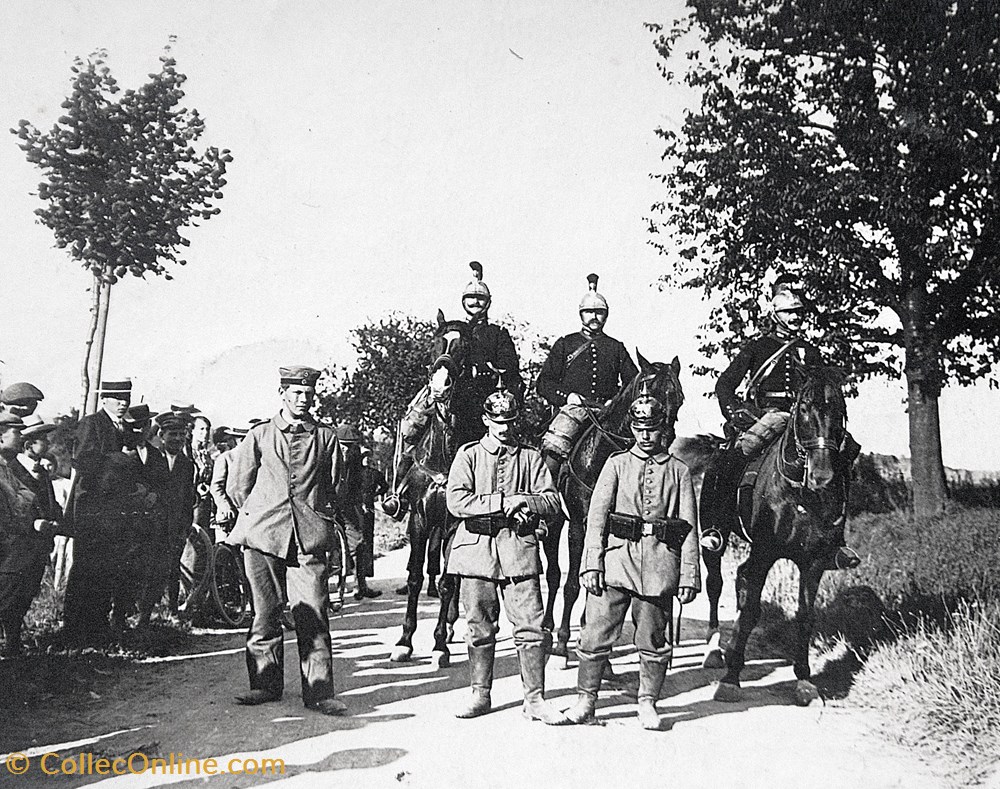 Guerre 14/19 - Prisonniers allemands, escorte par des gendarmes militaria photographies guerre 14 19 prisonniers allemands escorte par des gendarmes