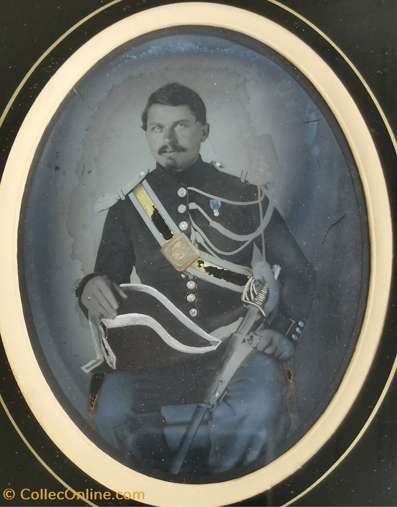 1860 vers, Gendarme assis tête nue avec son sabre et bicorne militaria photographies 1860 vers gendarme assis tete nue avec son sabre et bicorne