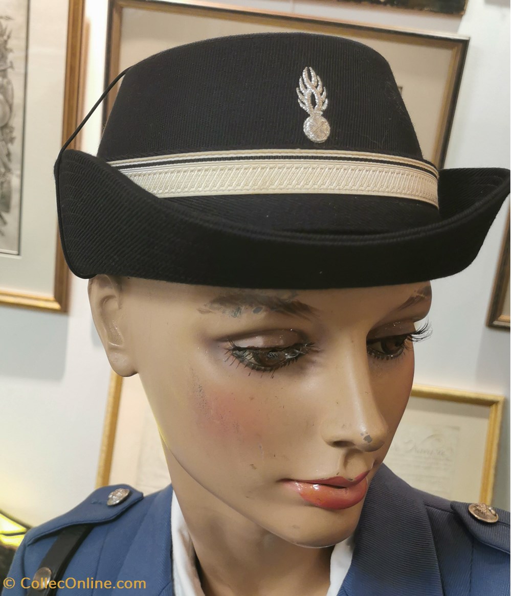 militaria casques coiffures gendarme feminin