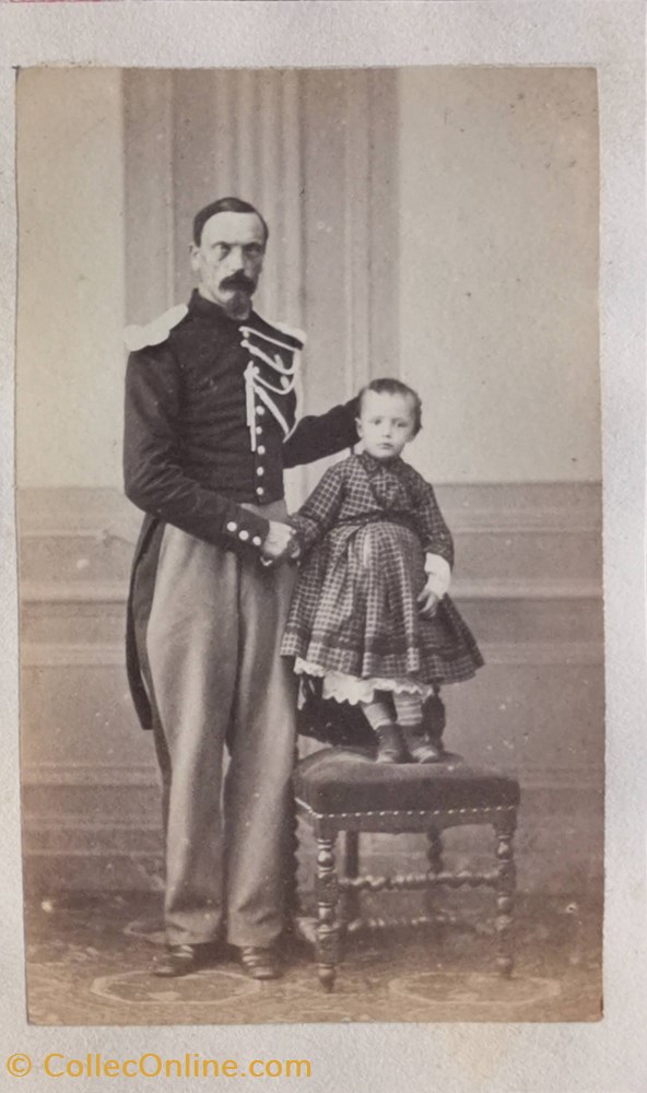 Gendarme Impérial, Second Empire, avec sa petite fille militaria photographies gendarme imperial second empire avec sa petite fille