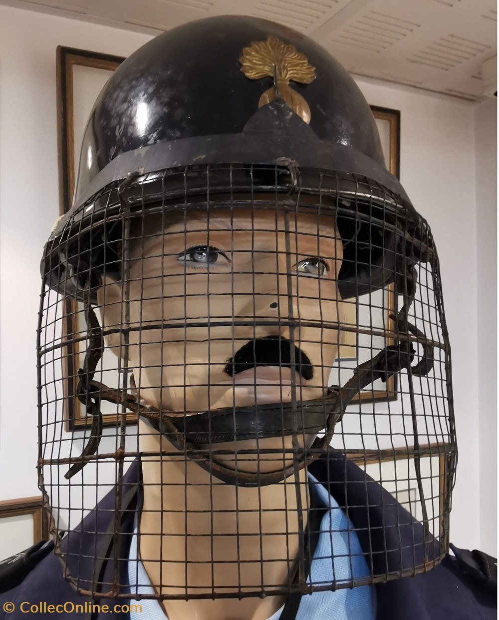 militaria casques coiffures casque modele 1951 de gendarme mobile grenade or avec grille de protection pour service ordre