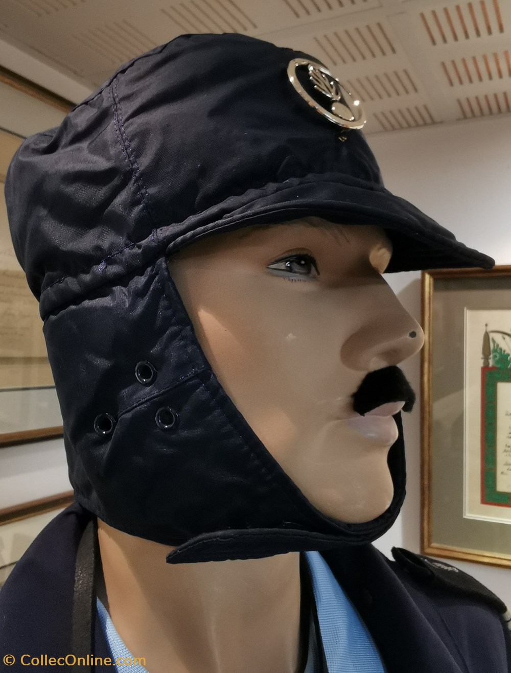 militaria casques coiffures casquette fourree distribuee aux gendarmes des jo de albertville en 1992